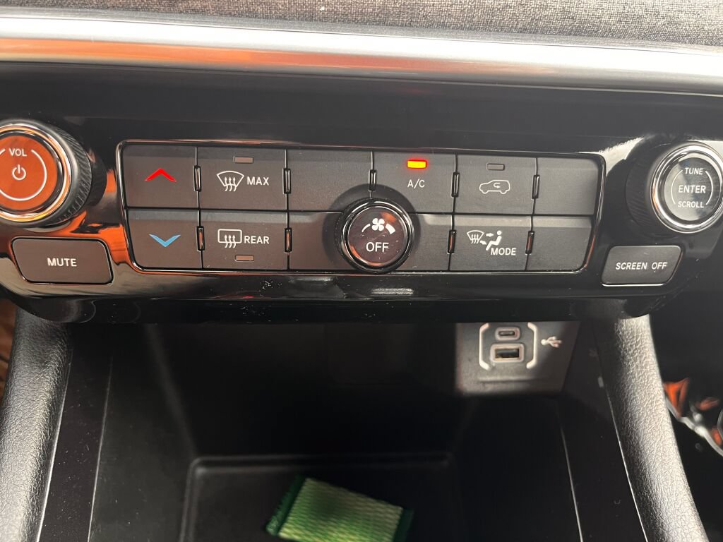 Used 2024 Jeep Compass Latitude AWD/4WD image 18