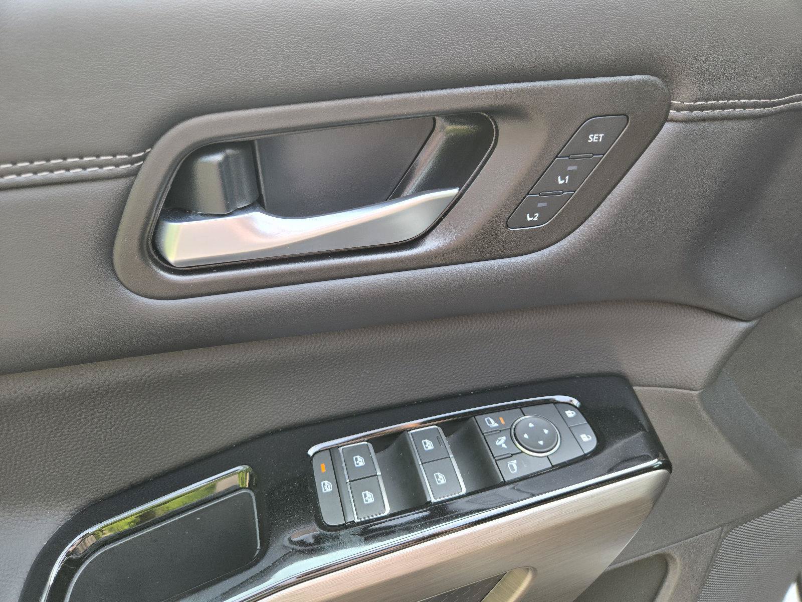 Used 2025 Nissan Pathfinder Platinum AWD/4WD image 15