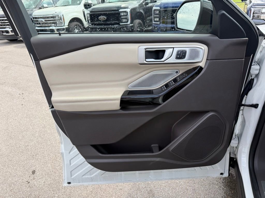 Used 2022 Ford Explorer Platinum w/ Equipment Group 601A image 8