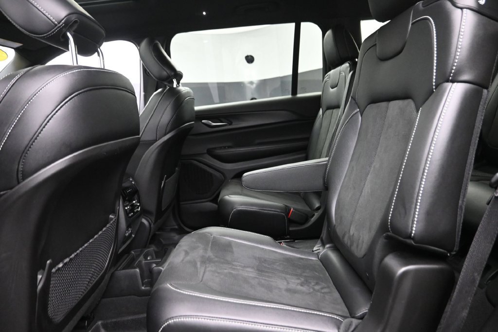 Used 2024 Jeep Grand Cherokee L Altitude AWD/4WD image 15