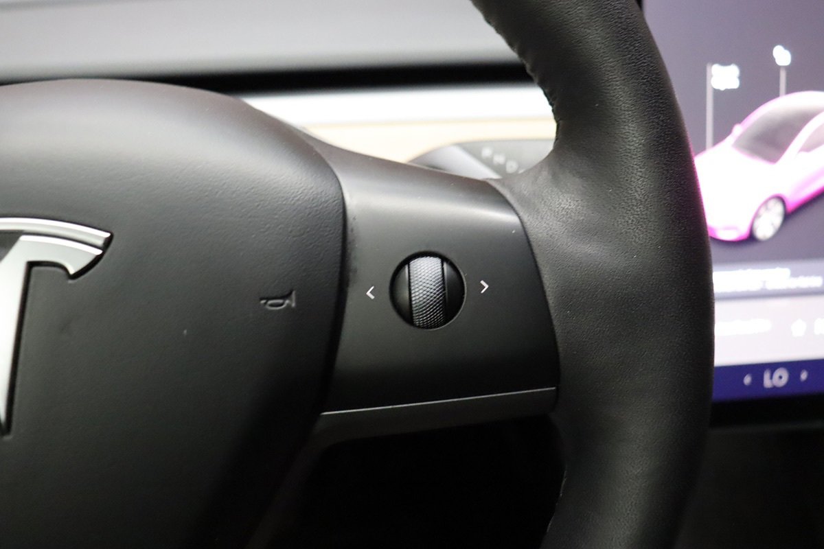 Used 2022 Tesla Model Y Long Range AWD/4WD image 32