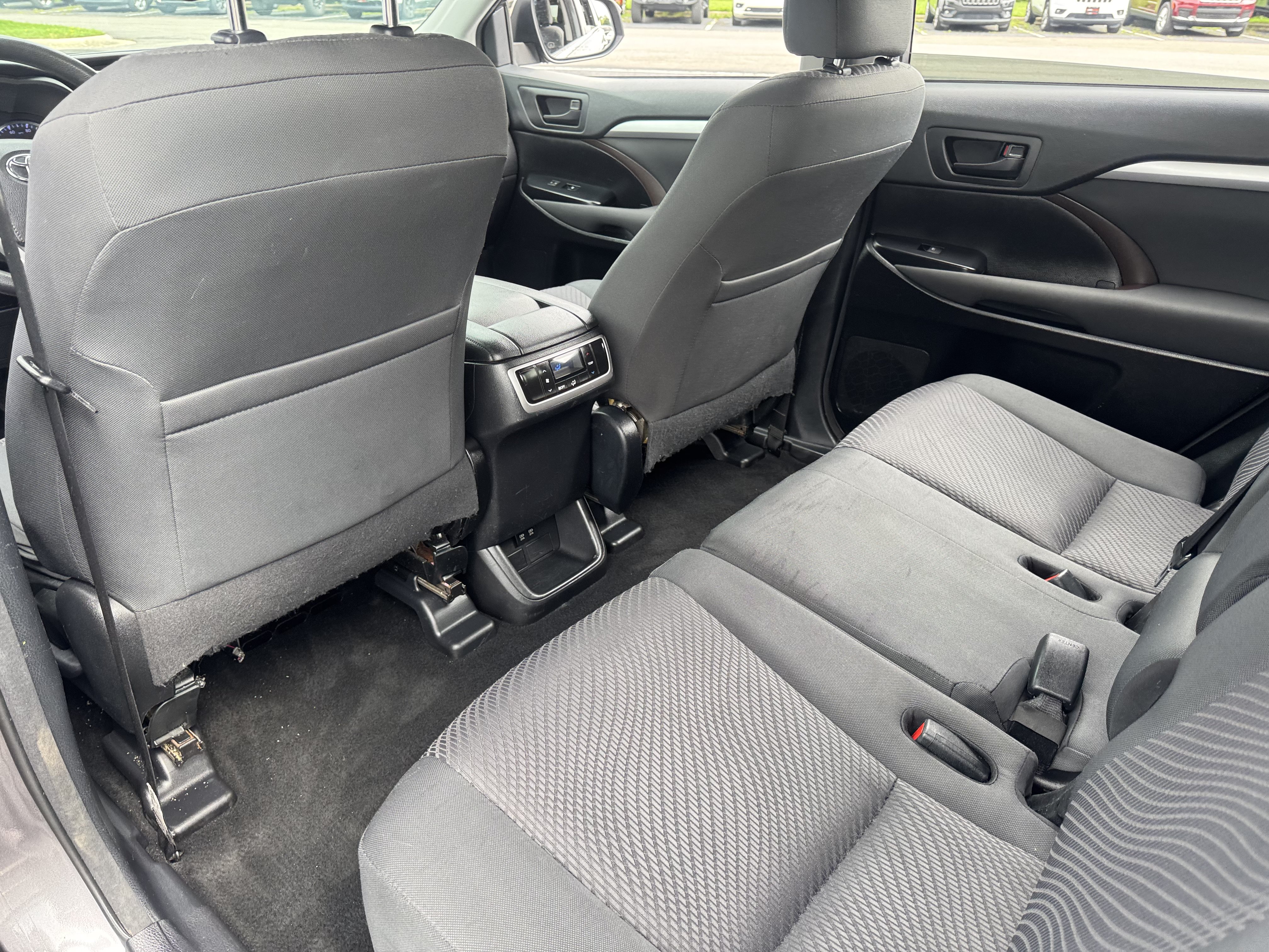 Used 2018 Toyota Highlander LE FWD image 16