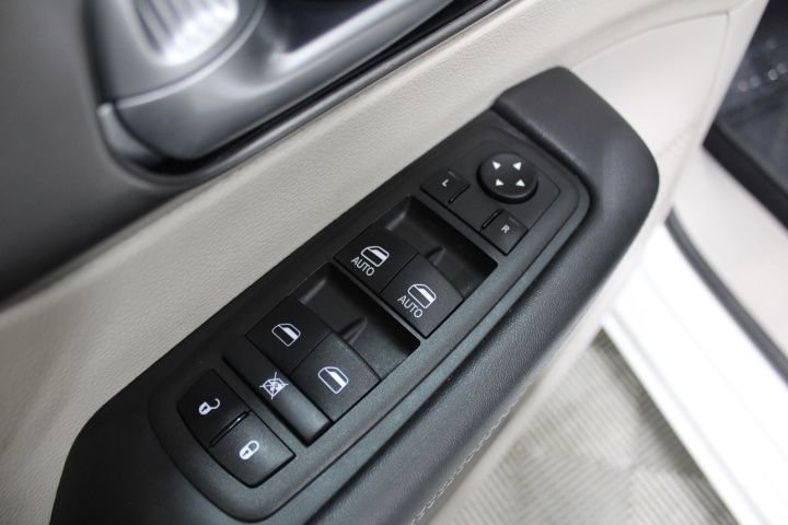 Used 2024 Chrysler Pacifica Touring-L image 22