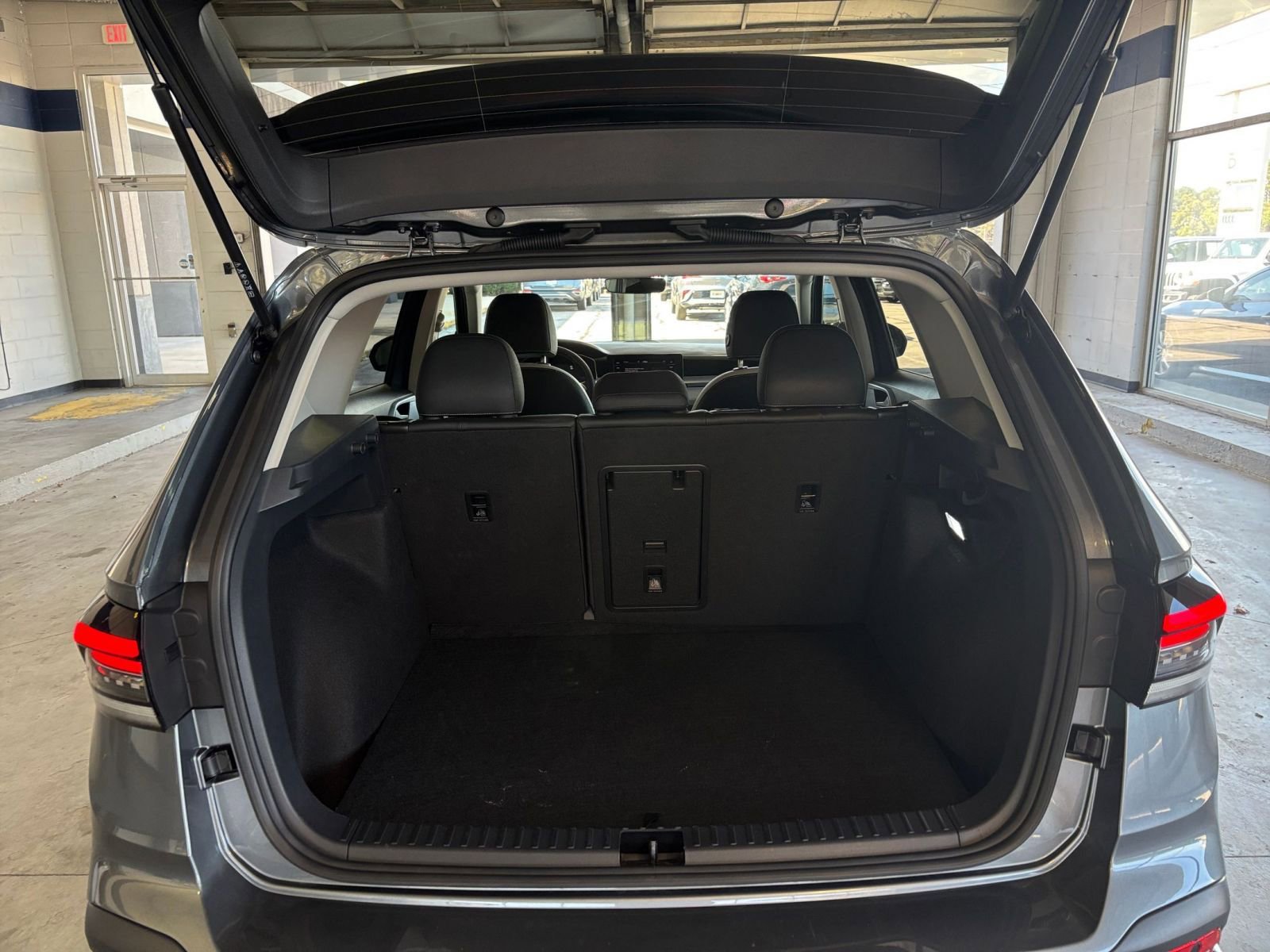 Used 2025 Volkswagen Taos SE image 36