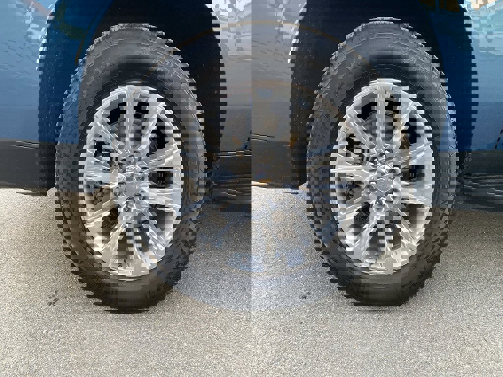 Used 2025 Chevrolet Suburban Premier image 7