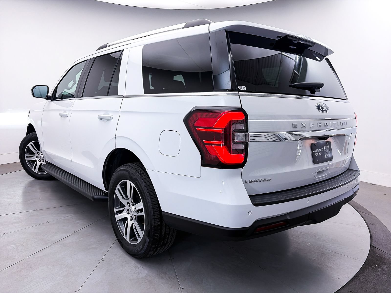 Used 2024 Ford Expedition Limited AWD/4WD image 2
