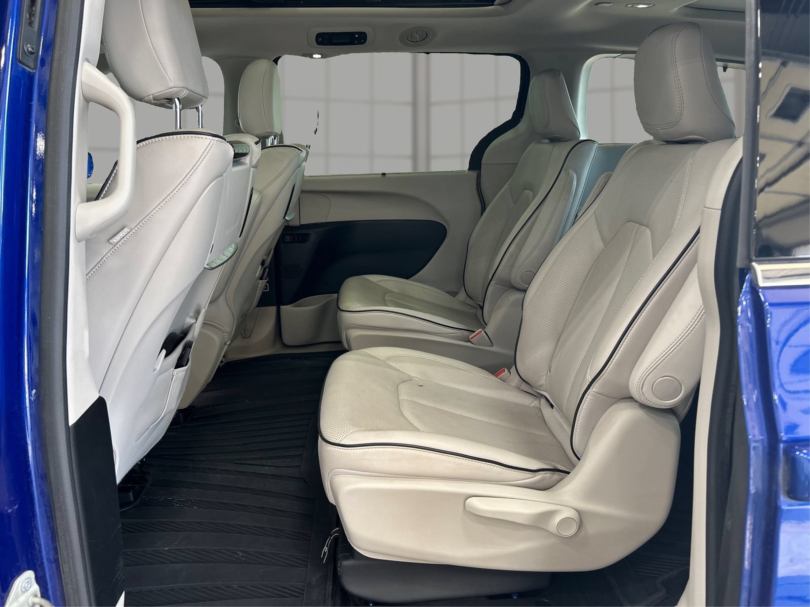 Used 2021 Chrysler Pacifica Limited w/ Uconnect Theater Family Group FWD image 10