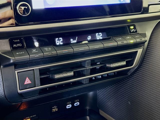 Used 2025 Toyota Camry SE image 18