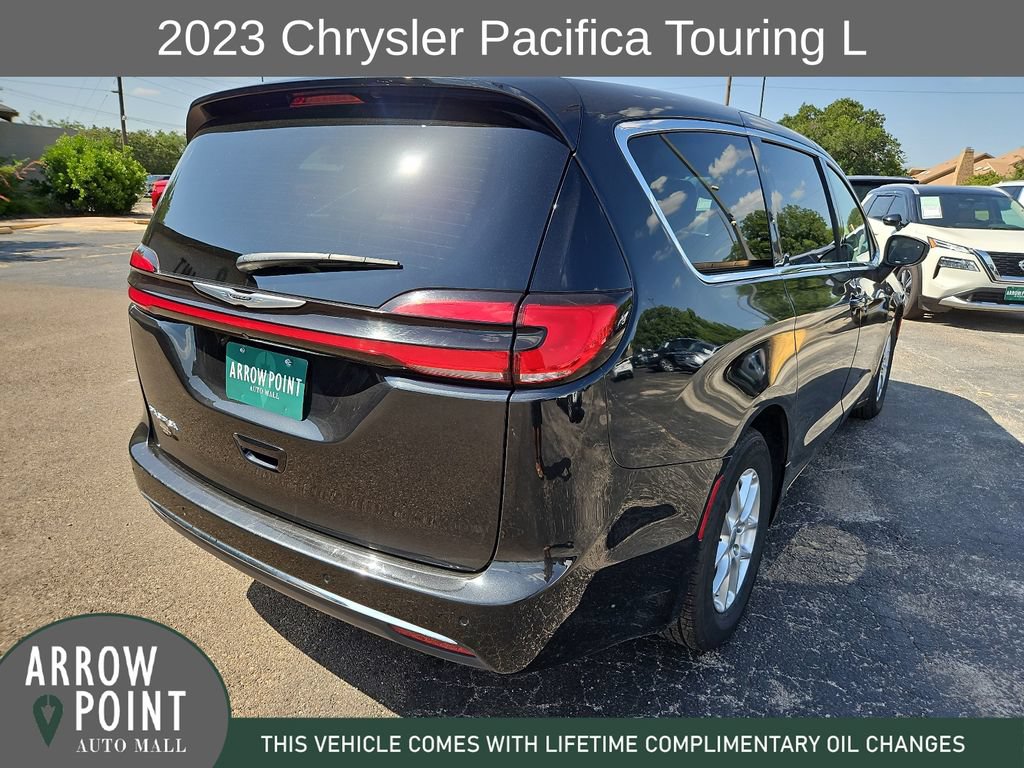 Used 2023 Chrysler Pacifica Touring-L FWD image 11