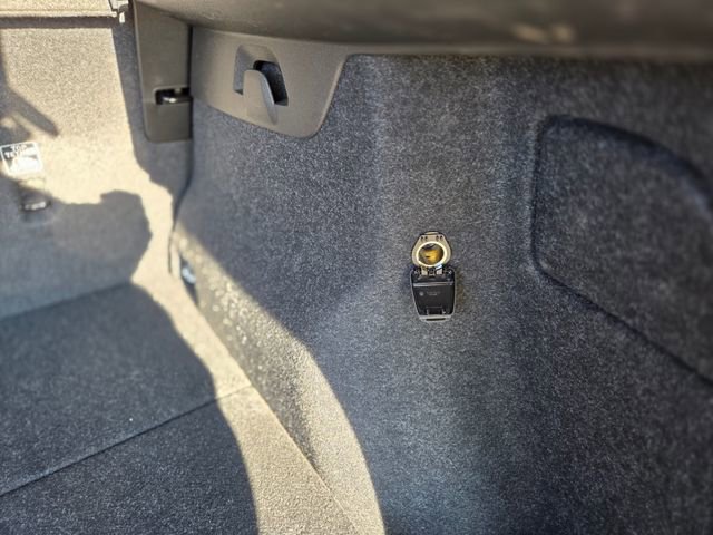 Used 2025 Volvo XC40 B5 Plus image 6