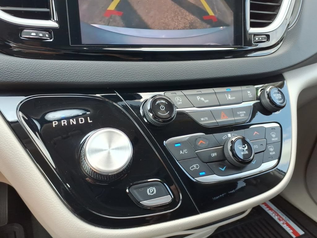 Used 2024 Chrysler Pacifica Touring-L FWD image 22