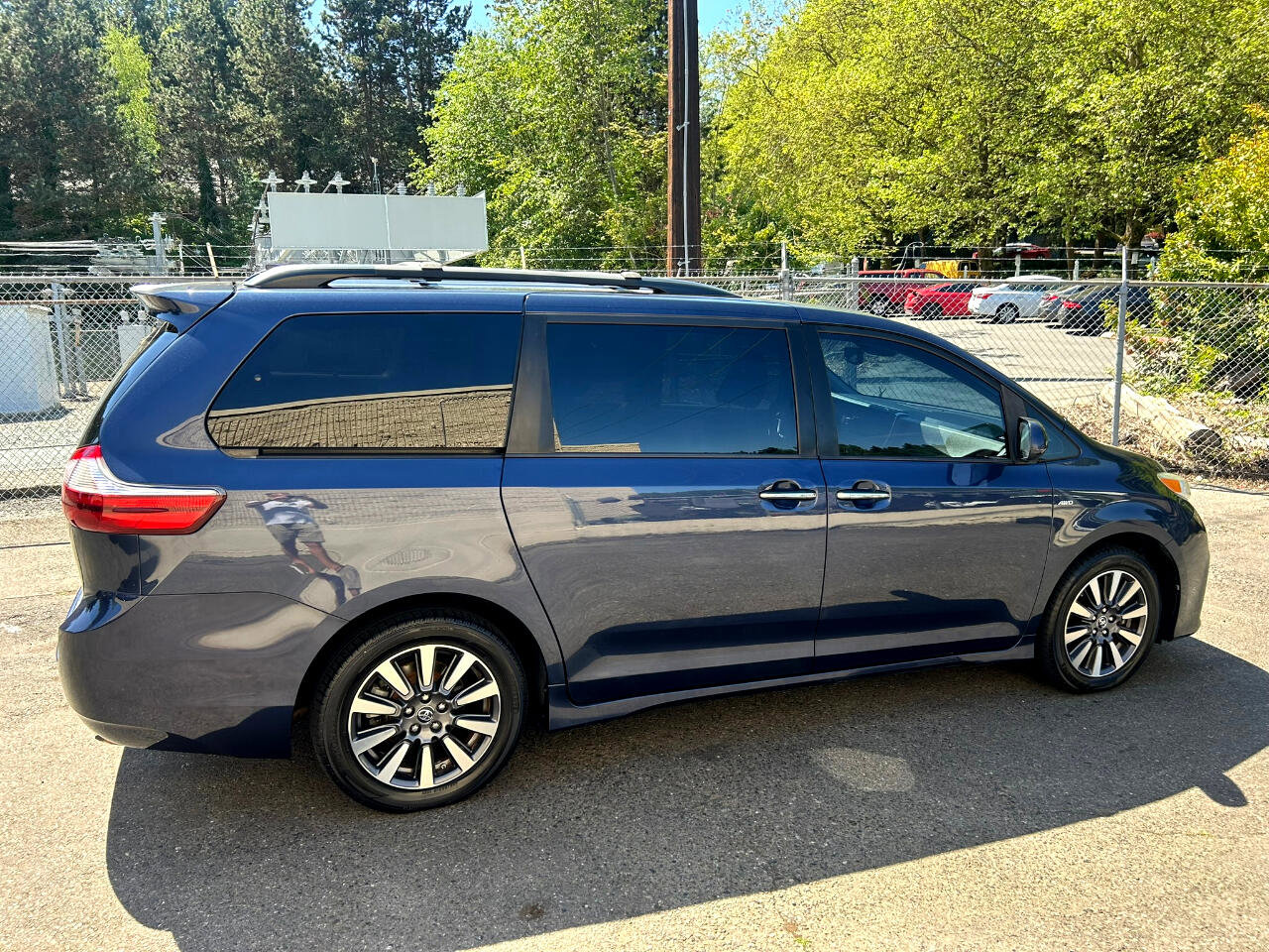 Used 2018 Toyota Sienna XLE AWD/4WD image 4