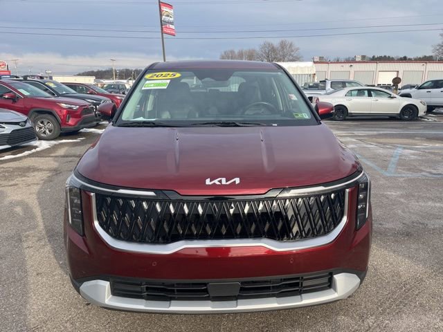 Used 2025 Kia Carnival image 2