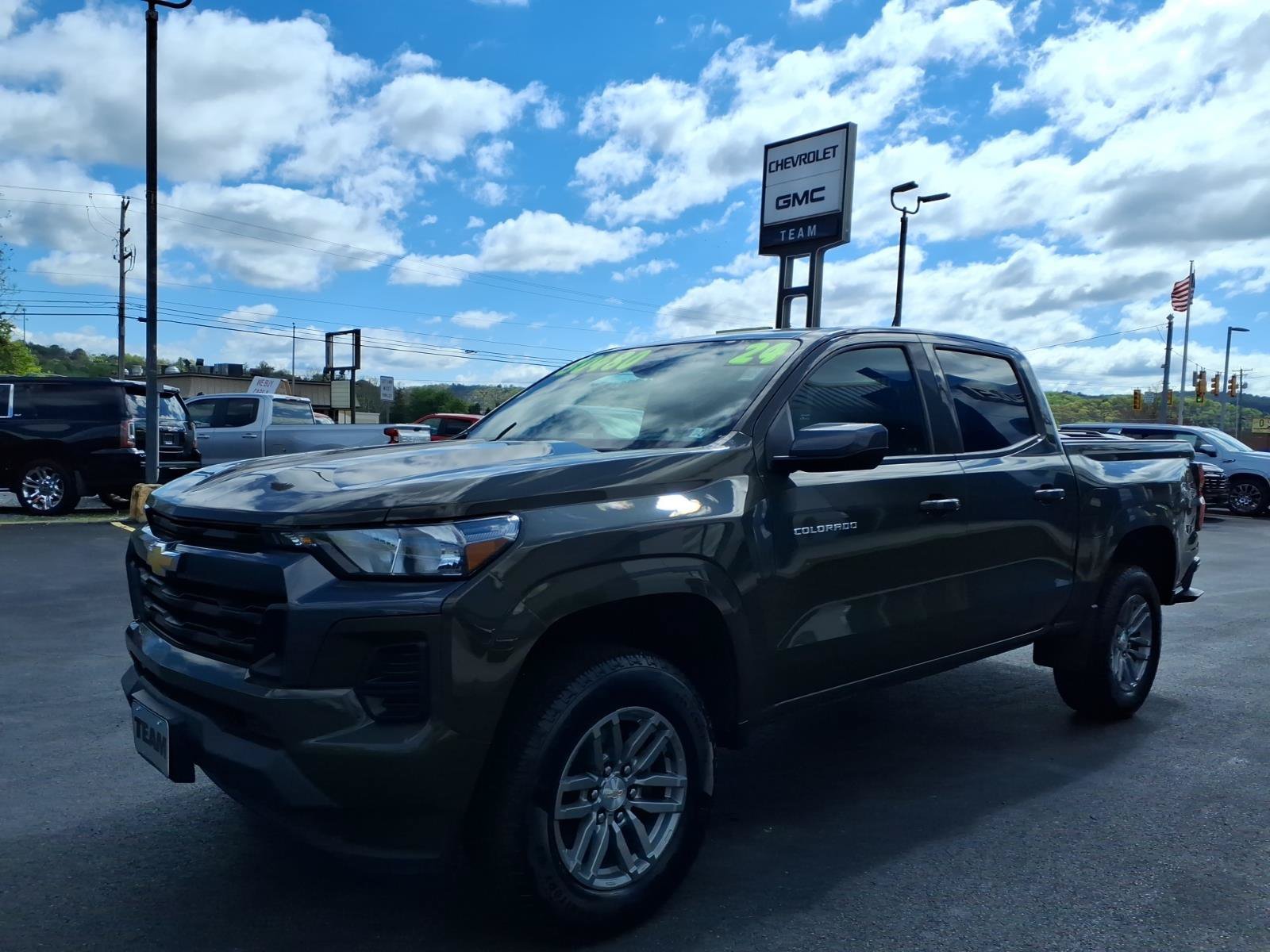 Used 2024 Chevrolet Colorado LT AWD/4WD image 3
