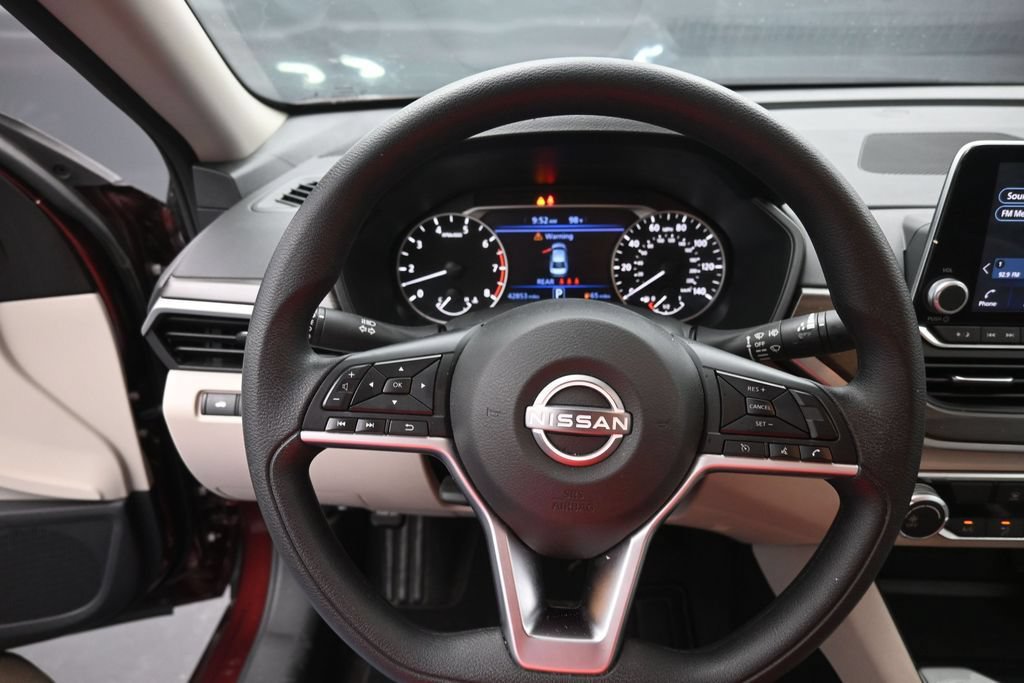 Used 2025 Nissan Altima 2.5 SV FWD image 29