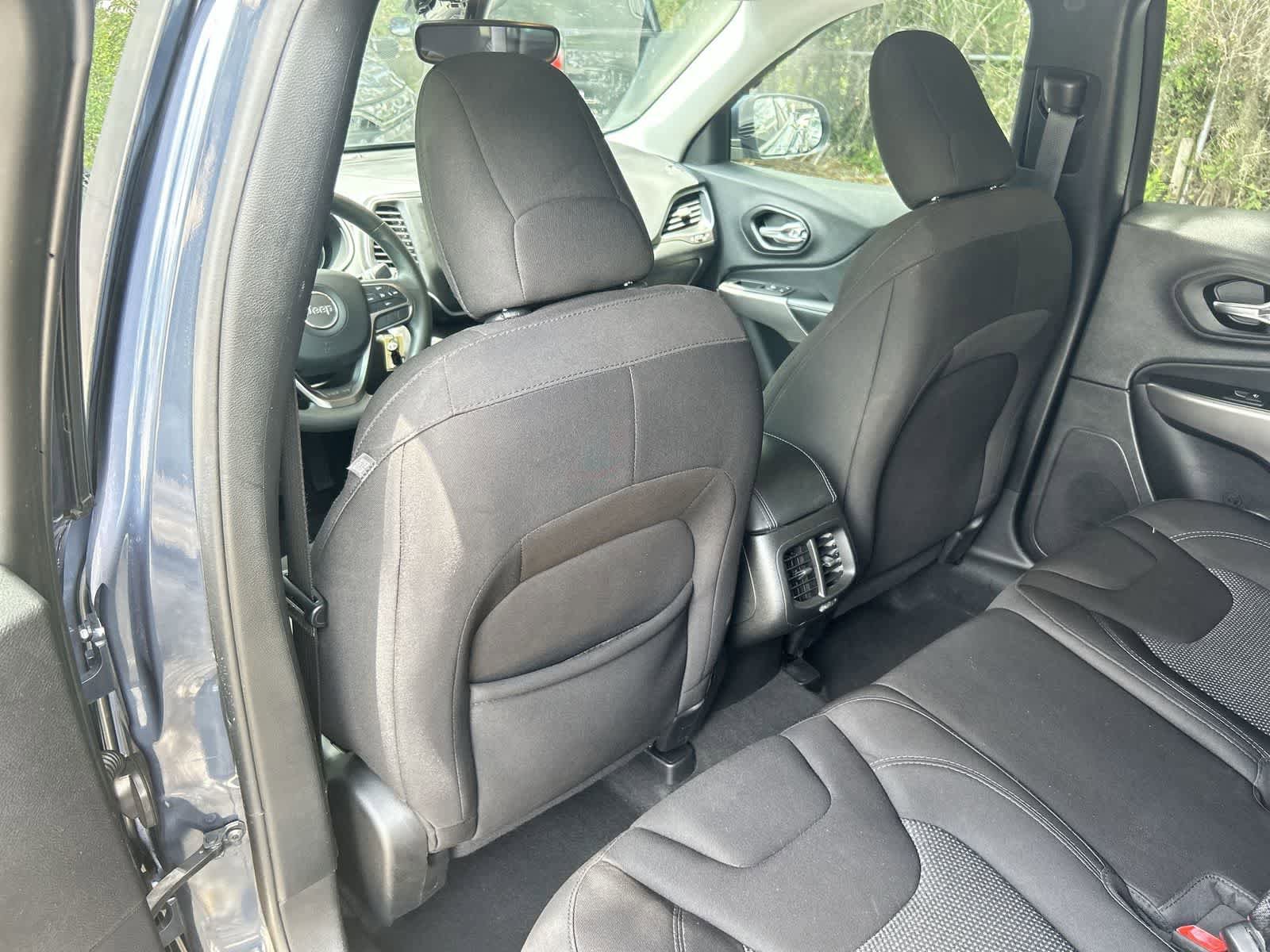 Used 2021 Jeep Cherokee Latitude FWD image 12