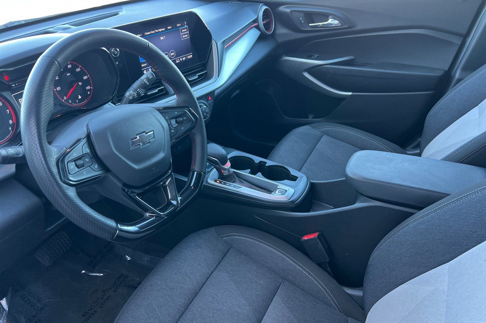 Used 2024 Chevrolet Trax RS w/ Sunroof Package image 11