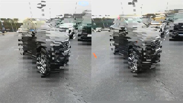 Used 2025 Cadillac XT4 Premium Luxury image 2