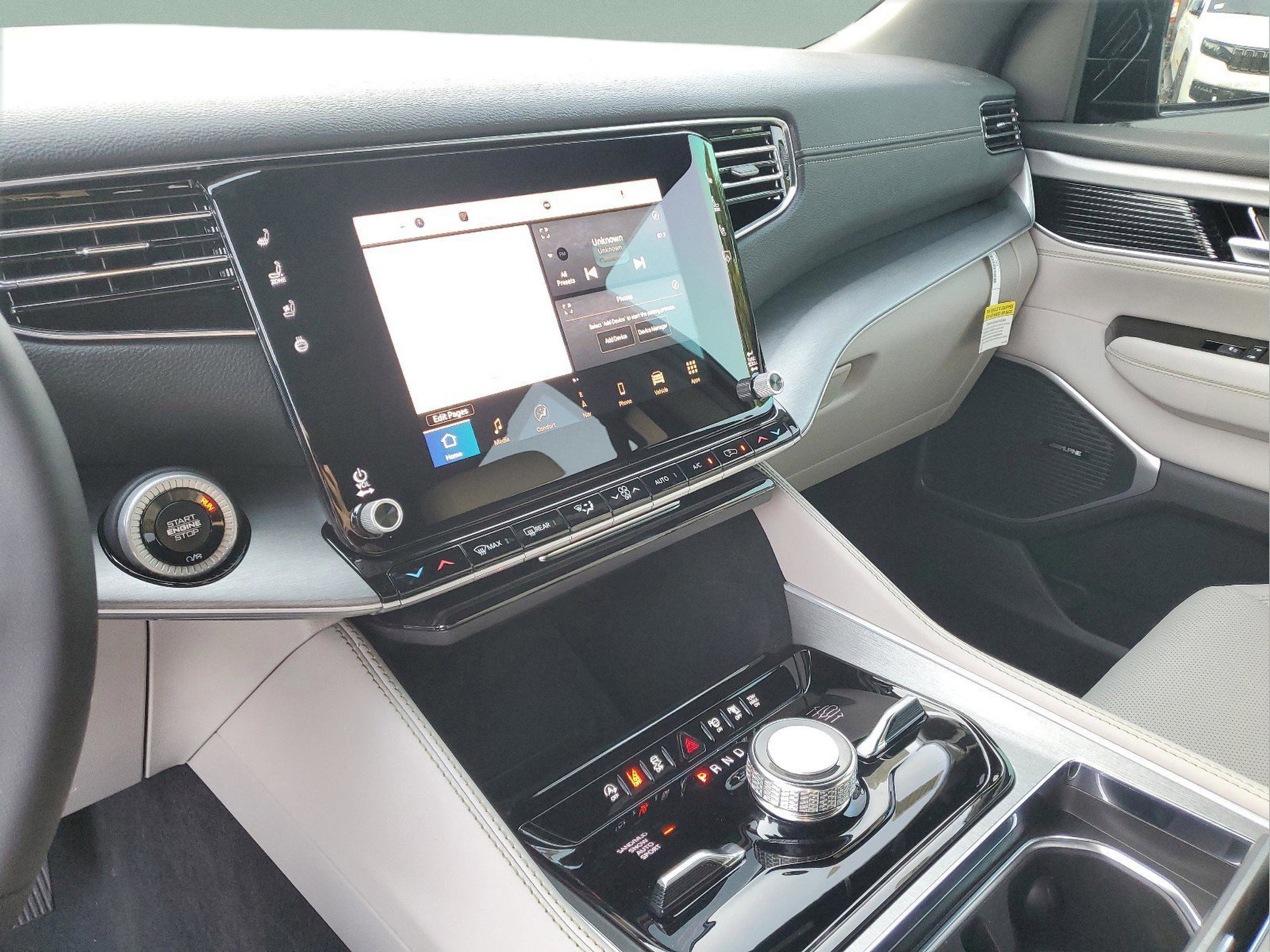 New 2025 Jeep Wagoneer L Series III w/ 8-pass Seating Package image 26