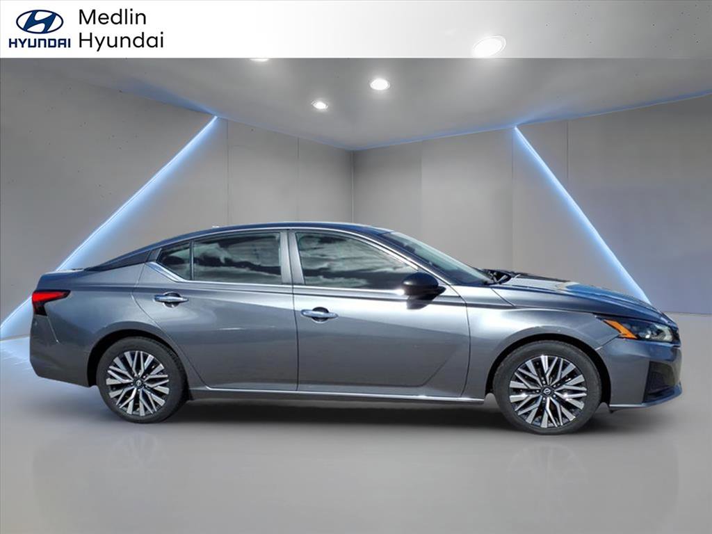 Used 2024 Nissan Altima 2.5 SV FWD image 2