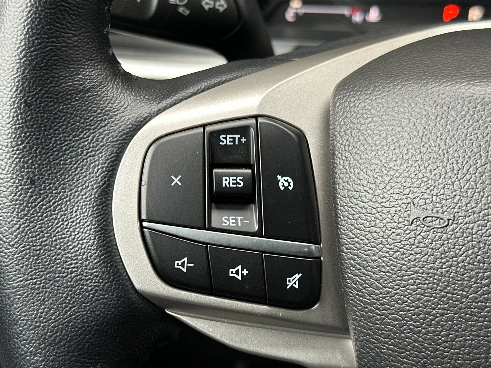 Used 2022 Ford Explorer XLT image 32