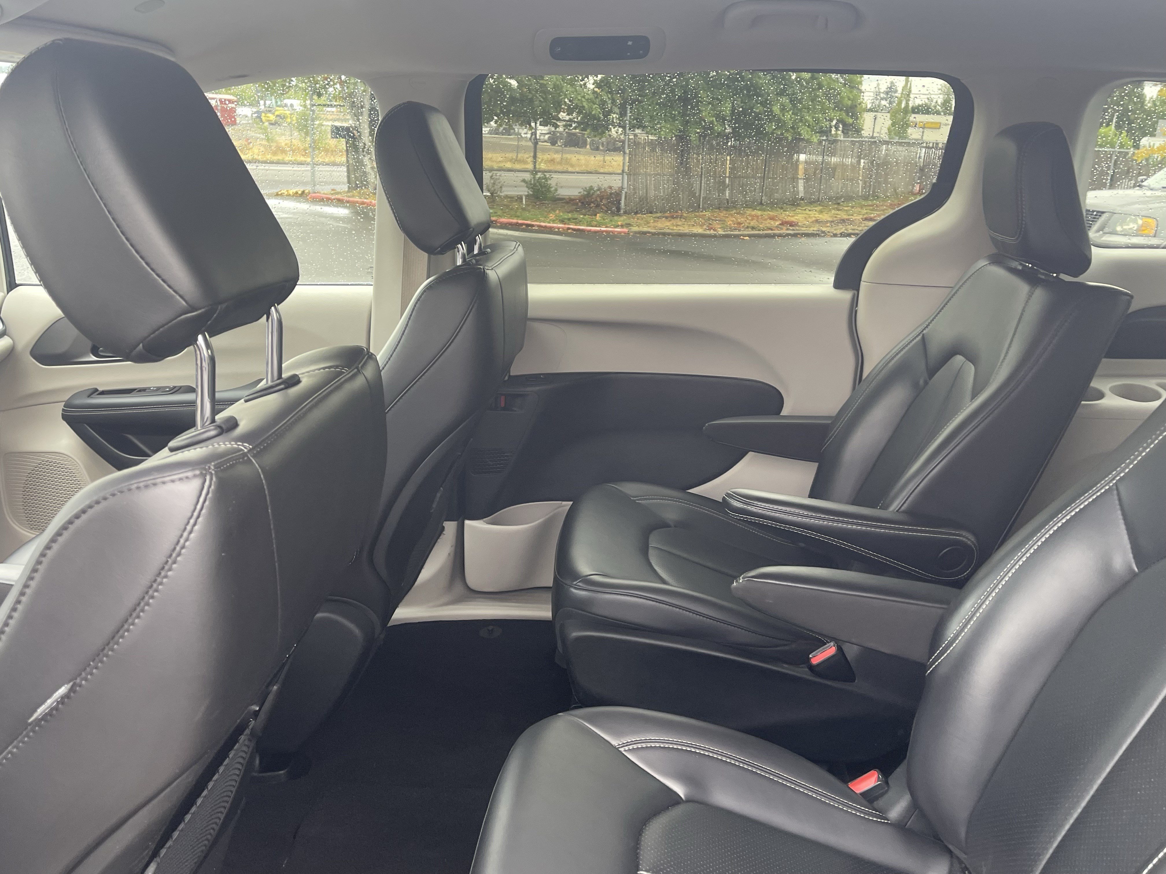 Used 2023 Chrysler Pacifica Touring-L FWD image 15