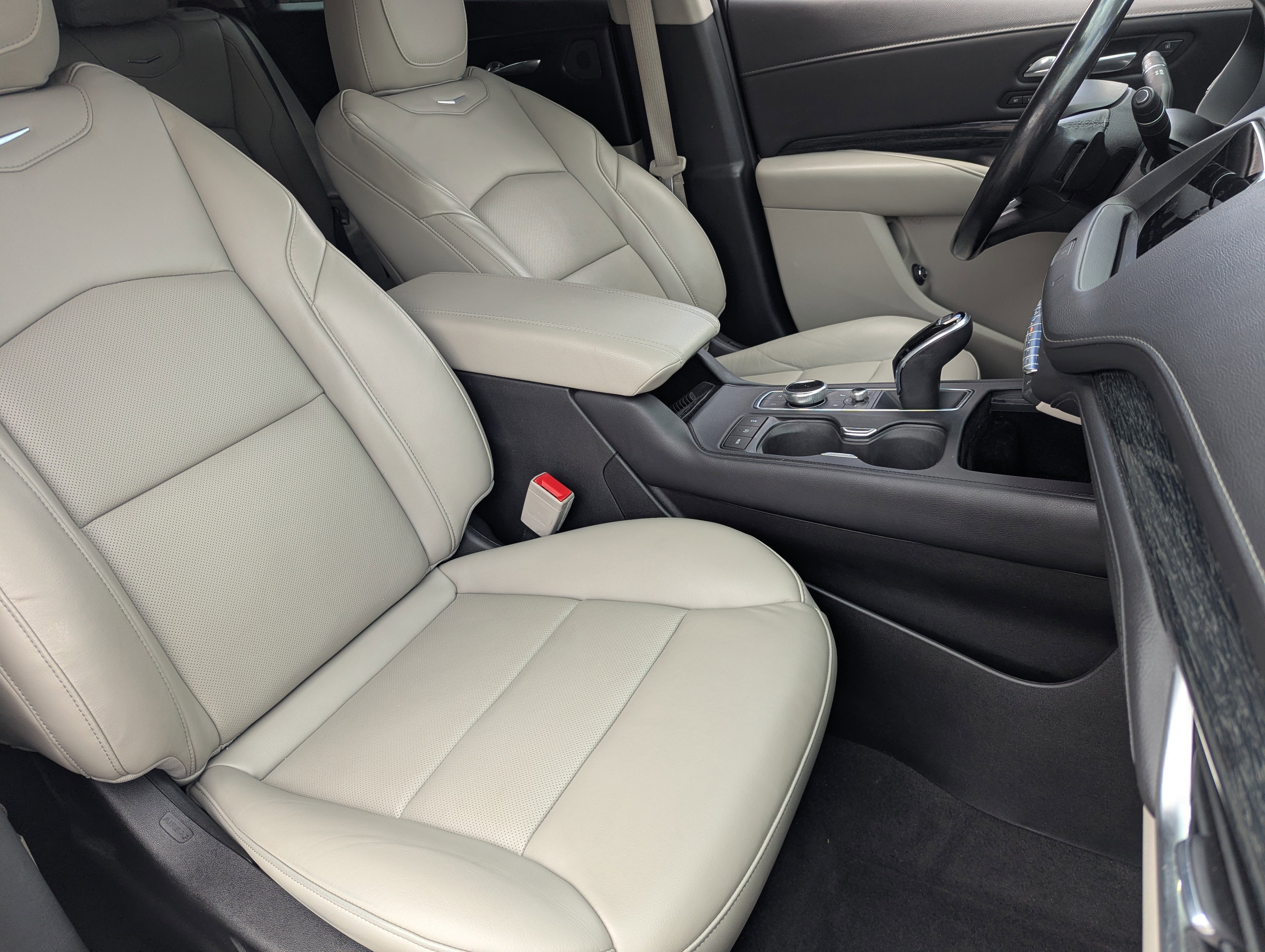 Used 2021 Cadillac XT4 Premium Luxury image 9