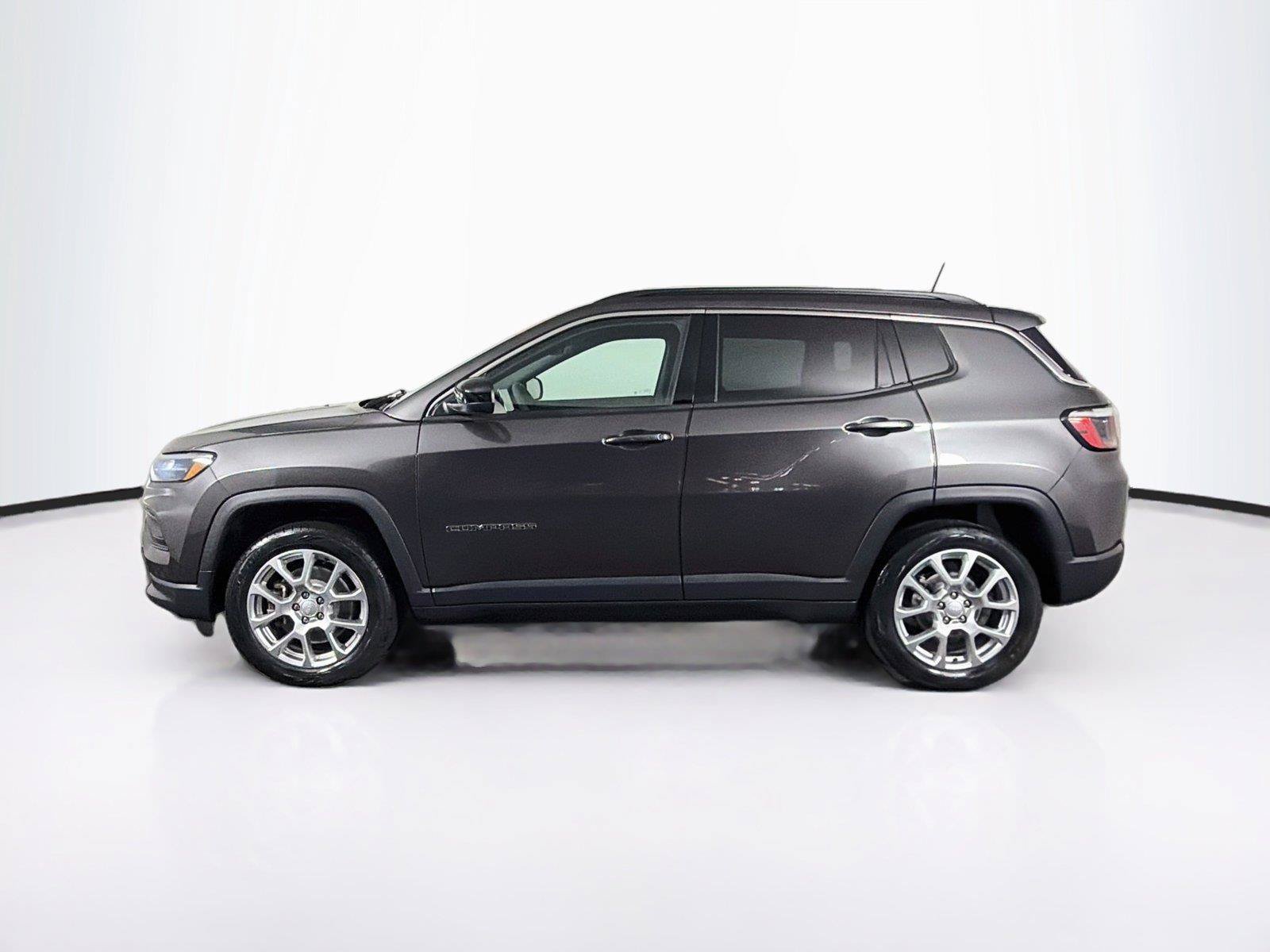 Used 2023 Jeep Compass Latitude w/ Sun and Sound Group AWD/4WD image 8