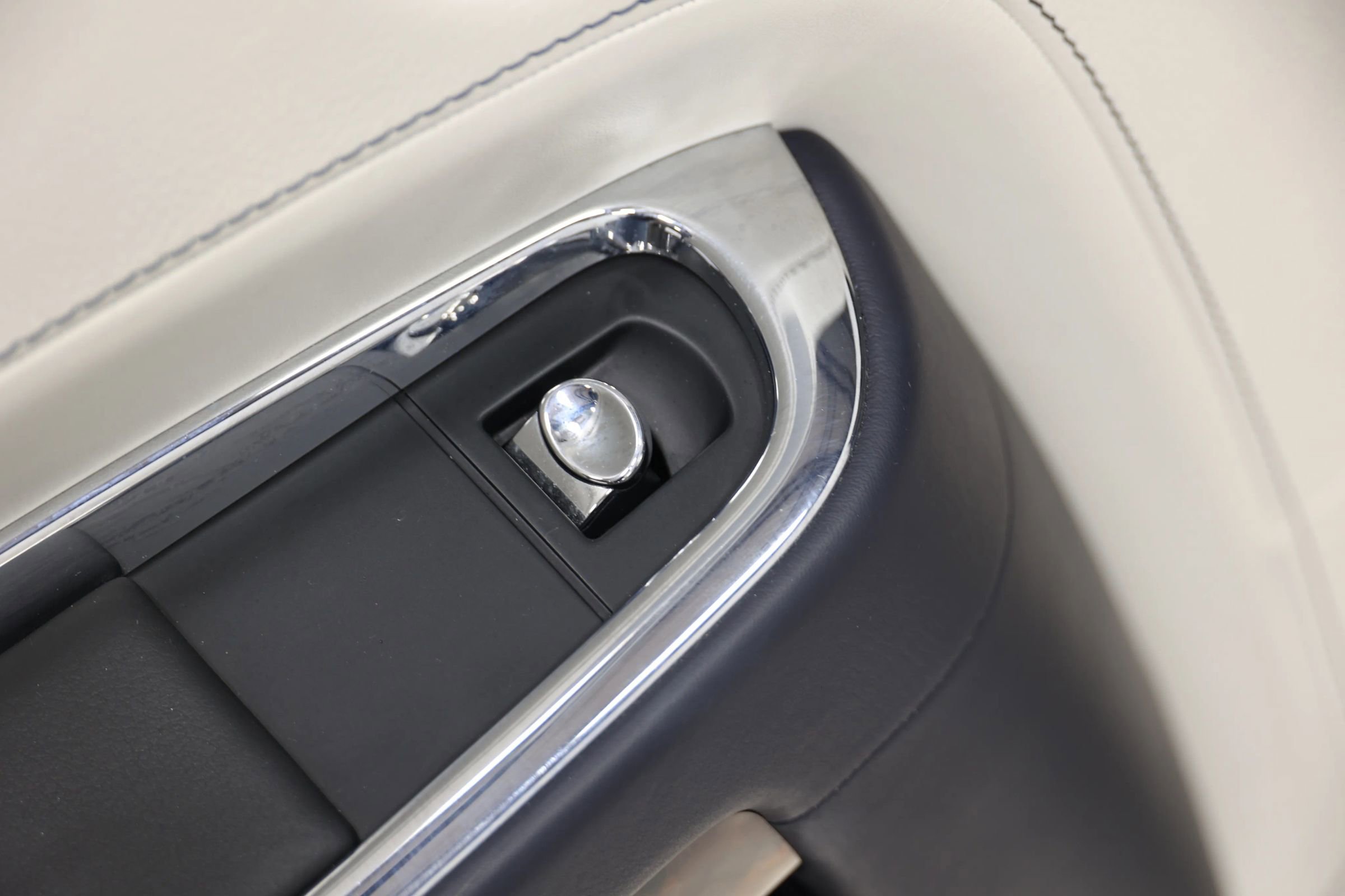 Used 2015 Rolls-Royce Ghost image 51