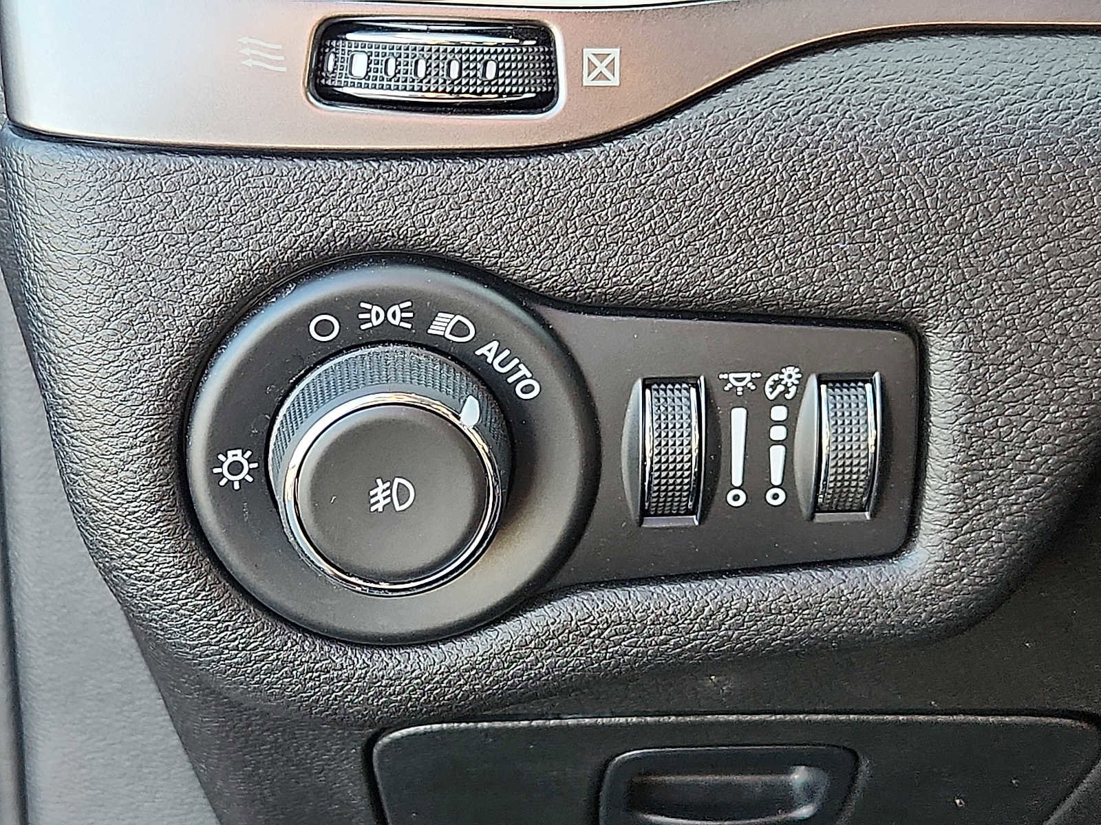 Used 2019 Jeep Cherokee Latitude Plus w/ Cold Weather Group AWD/4WD image 23