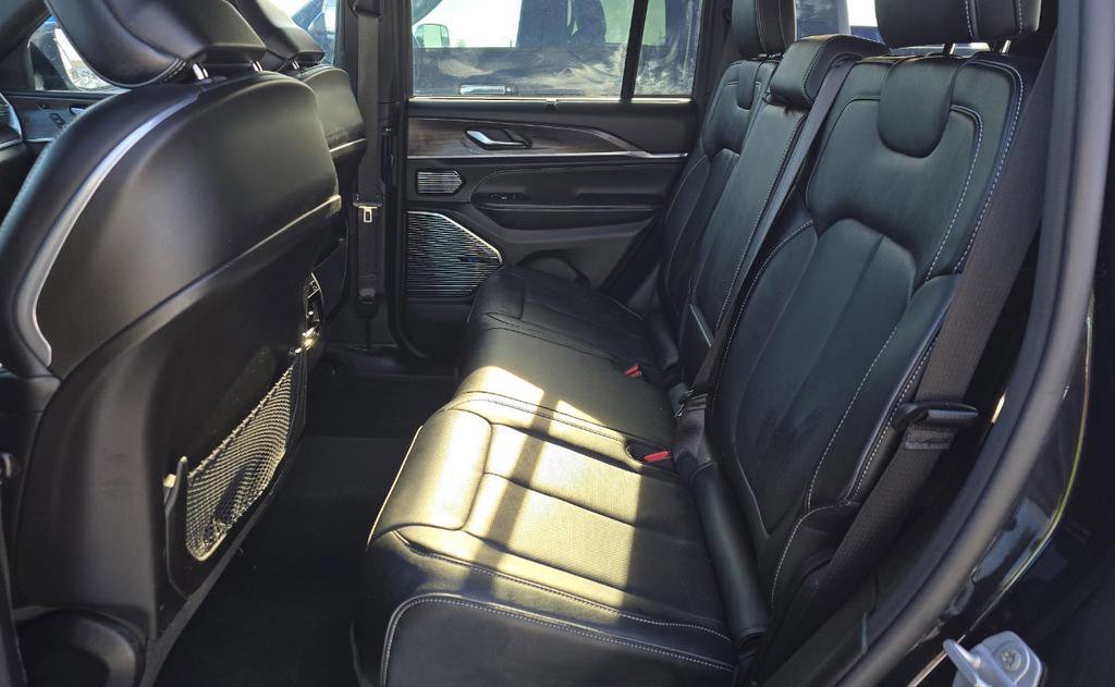 Used 2022 Jeep Grand Cherokee Overland w/ Advanced Protech Group III image 9