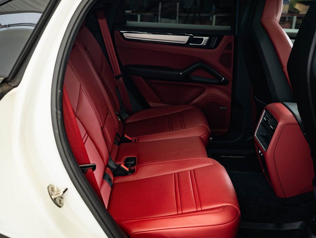 Certified 2023 Porsche Cayenne Platinum Edition image 40