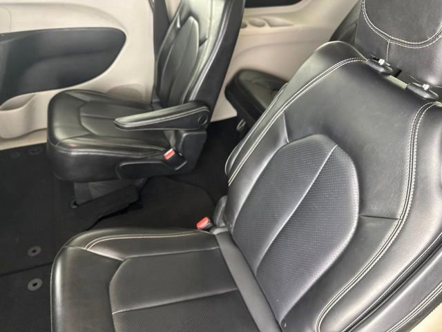 Used 2020 Chrysler Voyager Lxi FWD image 32