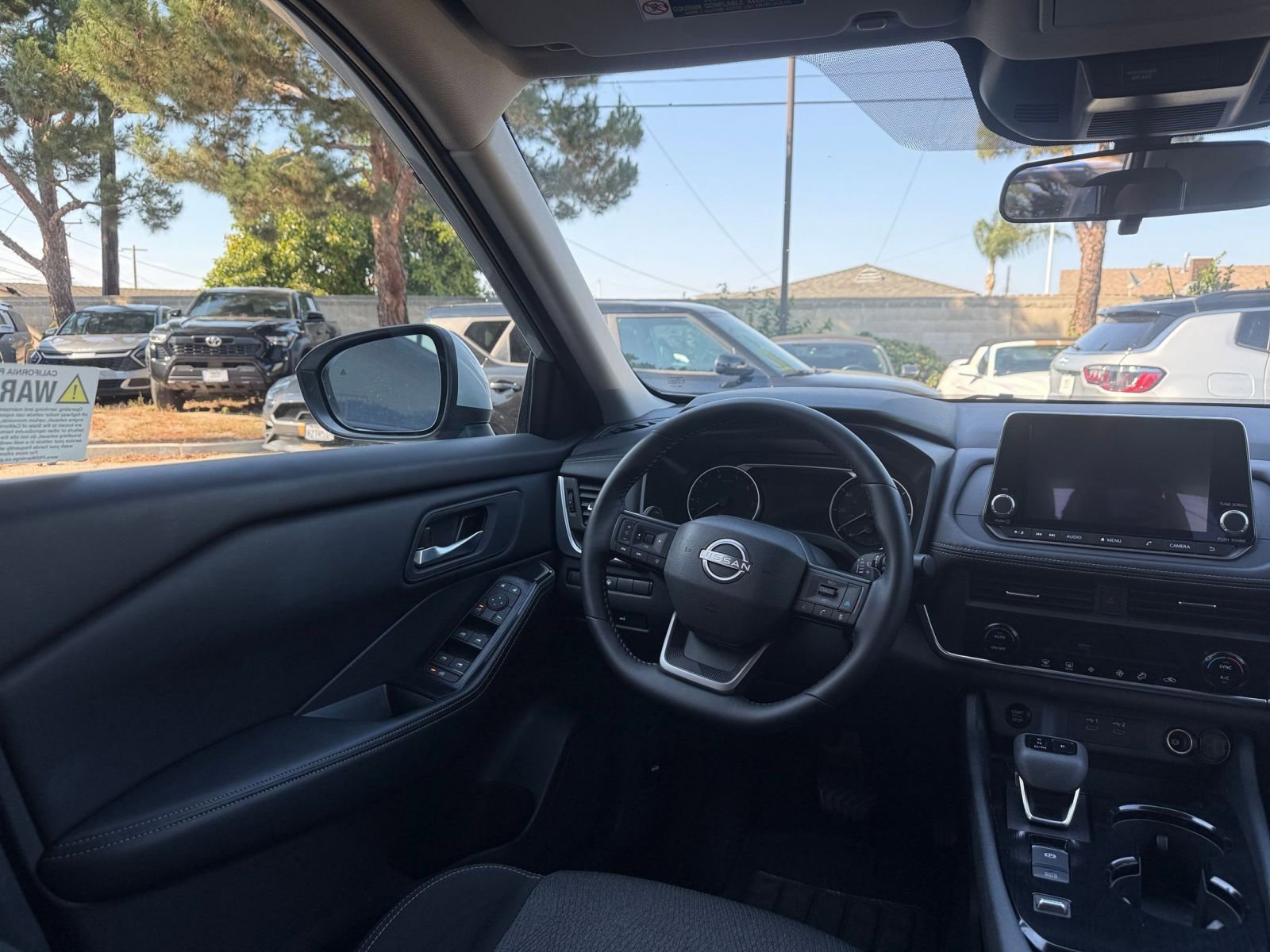 Used 2025 Nissan Rogue SV FWD image 31