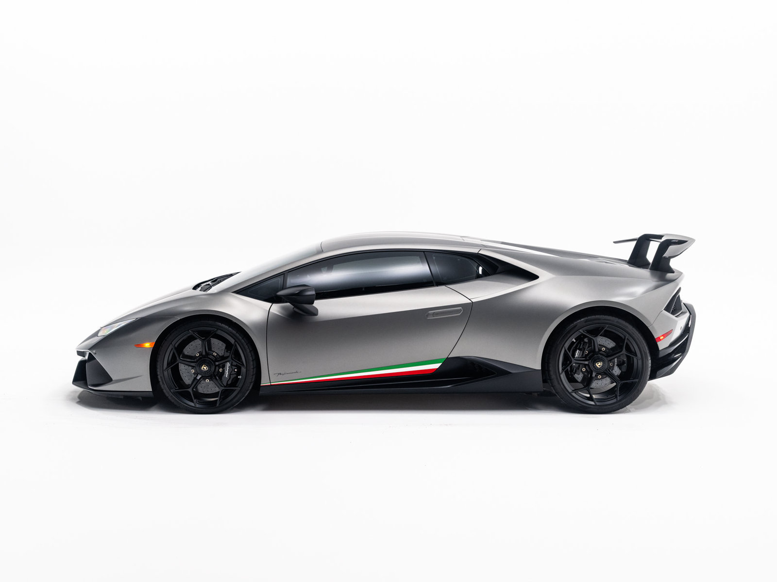 Used 2018 Lamborghini Huracan Performante AWD/4WD image 3