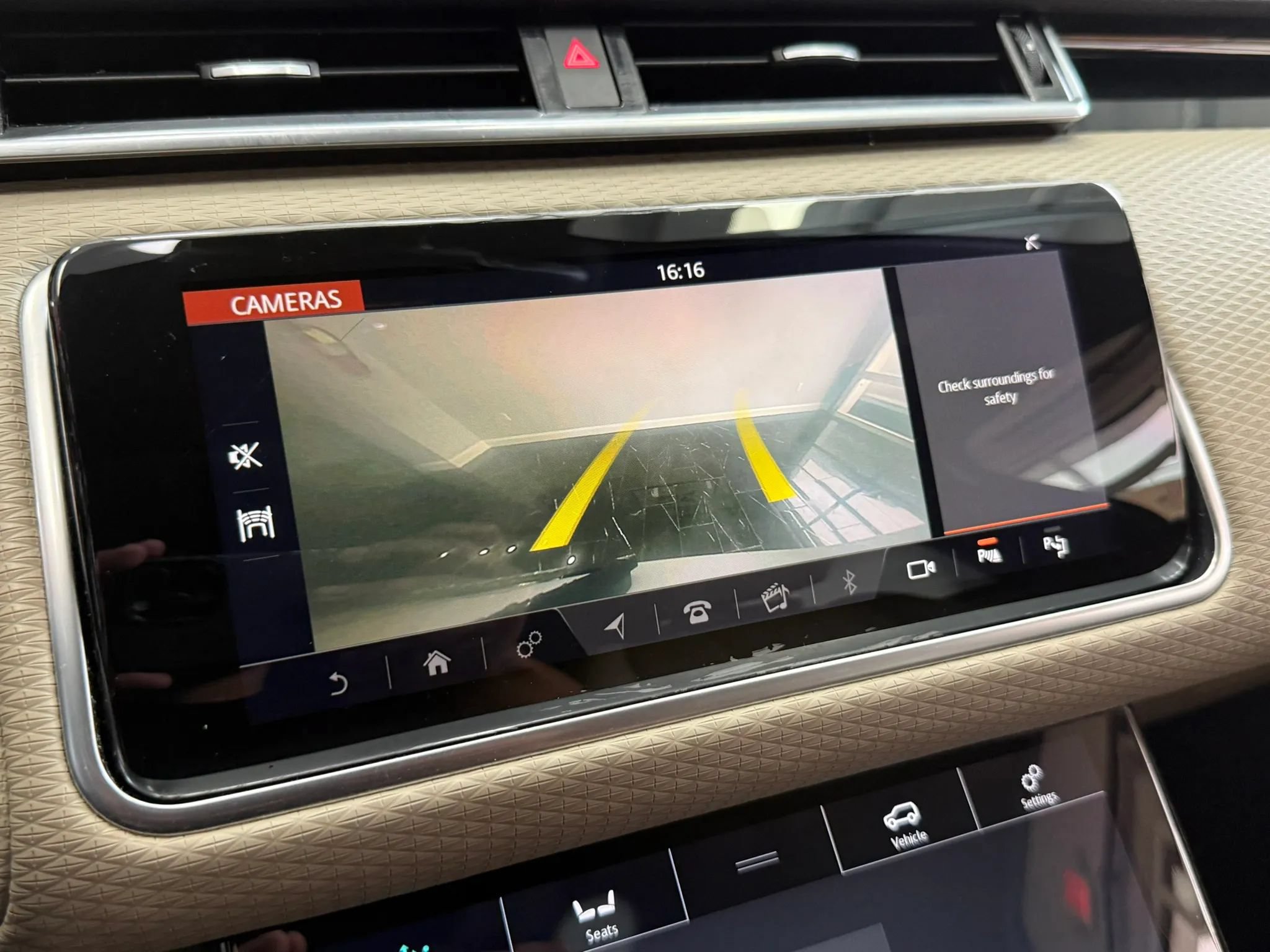 Used 2019 Land Rover Range Rover Velar R-Dynamic SE AWD/4WD image 17