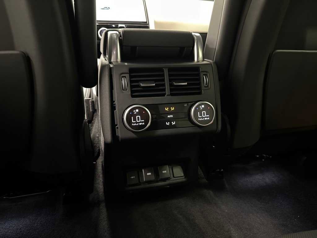 Used 2024 Land Rover Discovery Dynamic SE AWD/4WD image 23