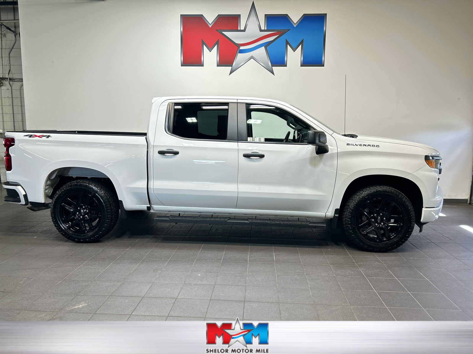 Used 2023 Chevrolet Silverado 1500 Custom AWD/4WD image 1