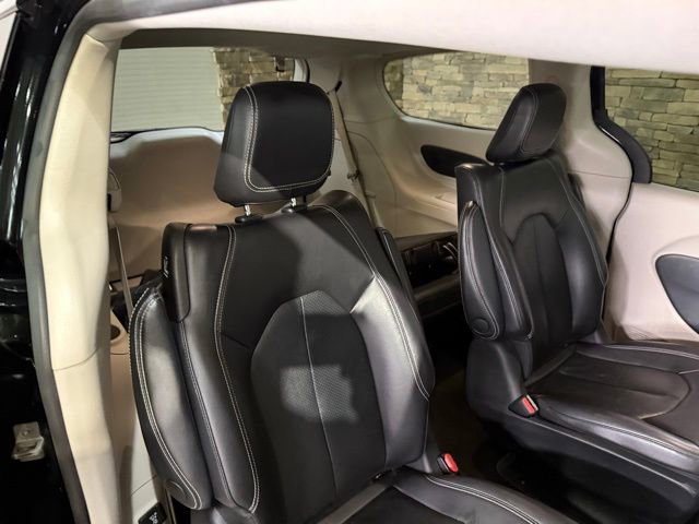 Used 2022 Chrysler Pacifica Touring-L w/ Uconnect Theater Family Group FWD image 4