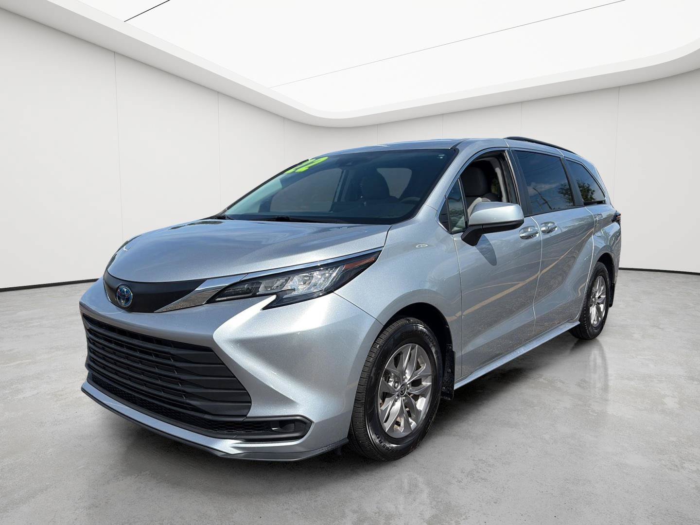 Used 2022 Toyota Sienna LE AWD/4WD image 3