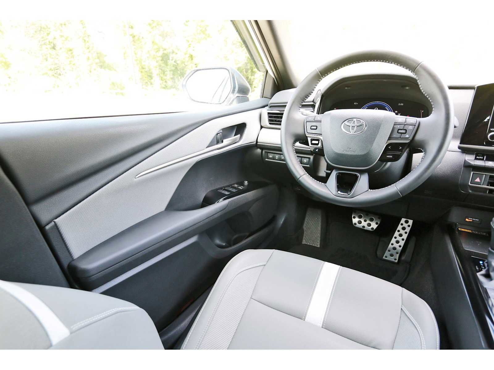 Used 2025 Toyota Camry SE w/ Convenience Package image 6