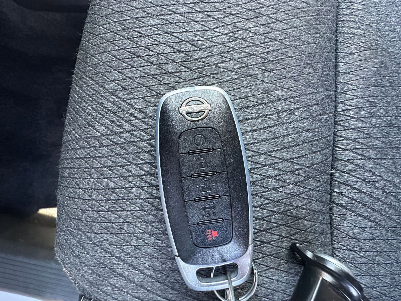 Used 2025 Nissan Rogue SV image 27