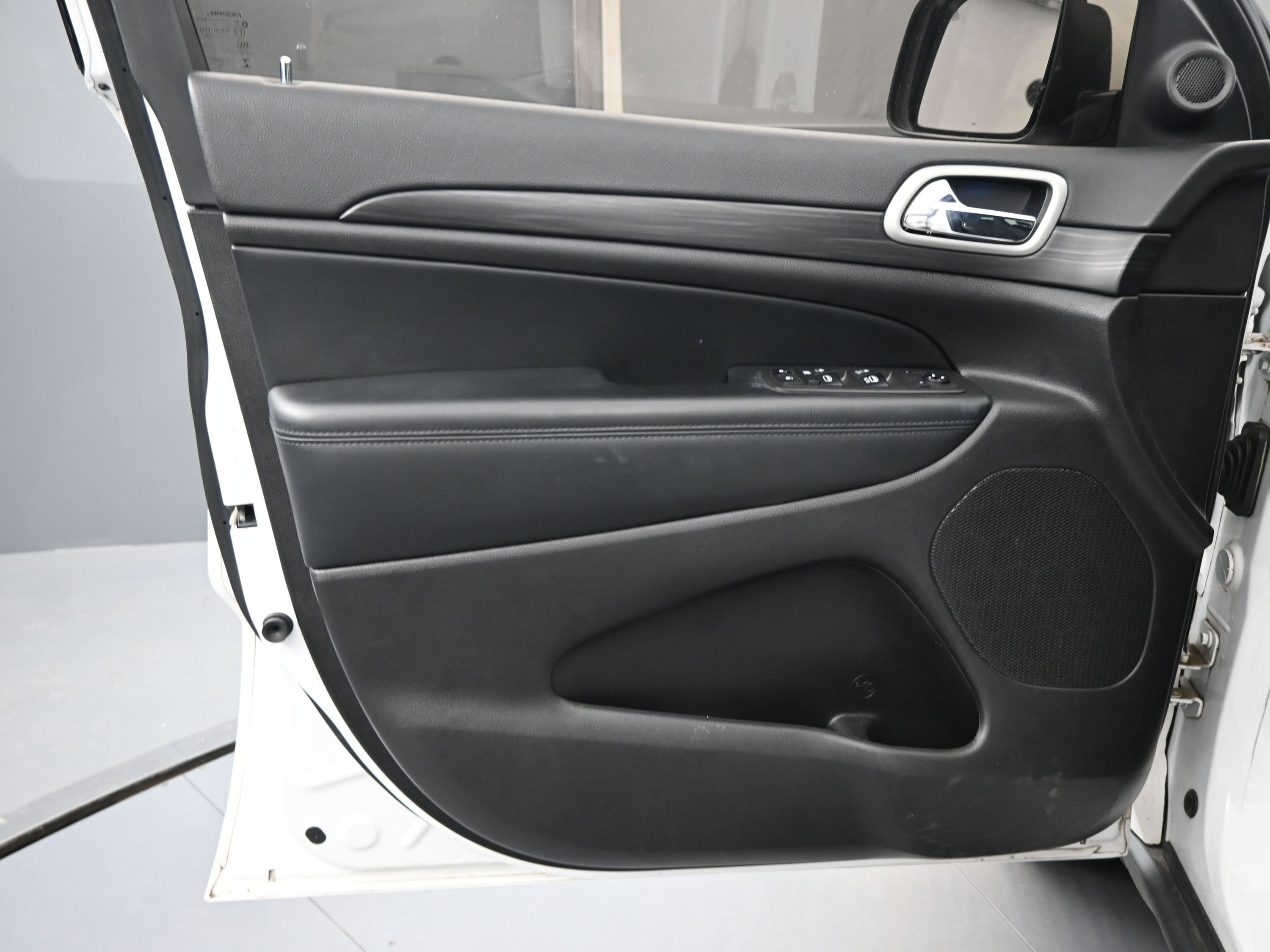 Used 2021 Jeep Grand Cherokee Laredo image 16