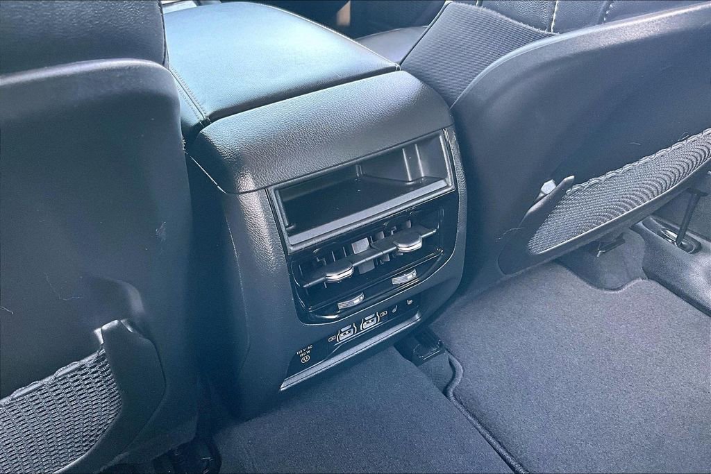 Used 2023 Jeep Grand Cherokee Limited w/ Black Appearance Package image 33