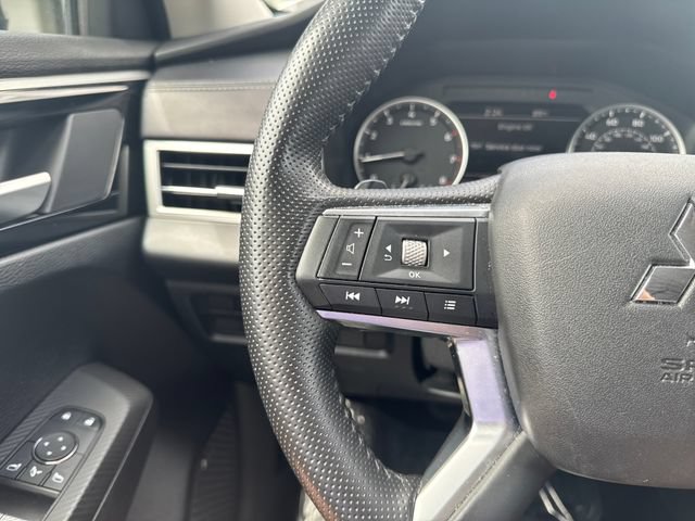 Used 2025 Mitsubishi Outlander AWD image 14