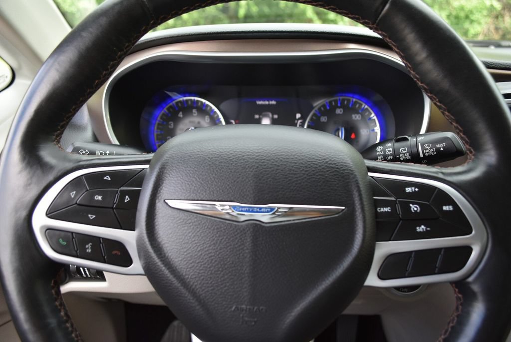 Used 2019 Chrysler Pacifica Touring-L Plus FWD image 13