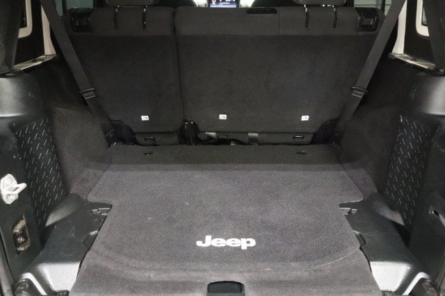 Used 2017 Jeep Wrangler Unlimited Sahara w/ Connectivity Group AWD/4WD image 28