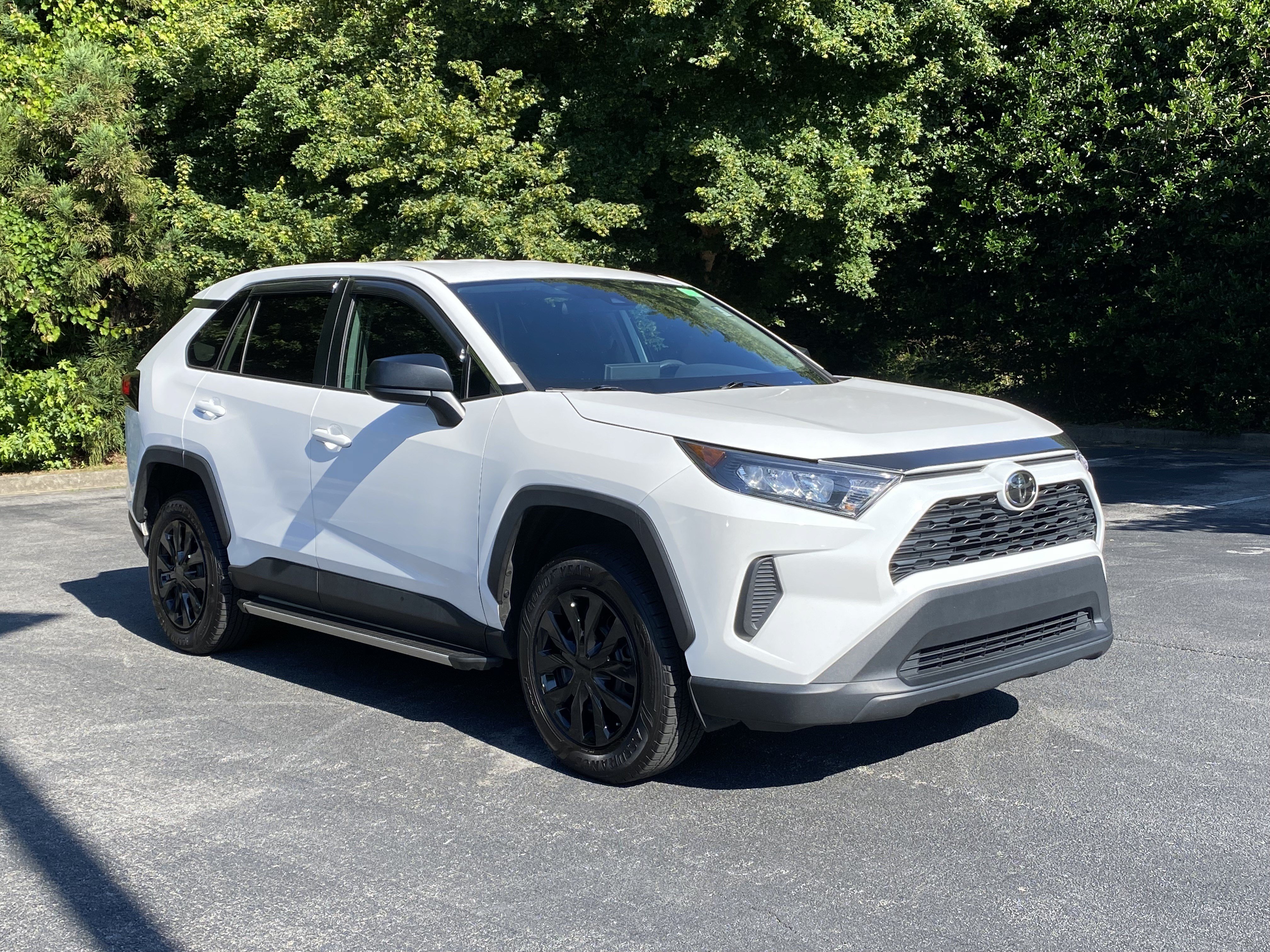Used 2022 Toyota RAV4 LE FWD image 2