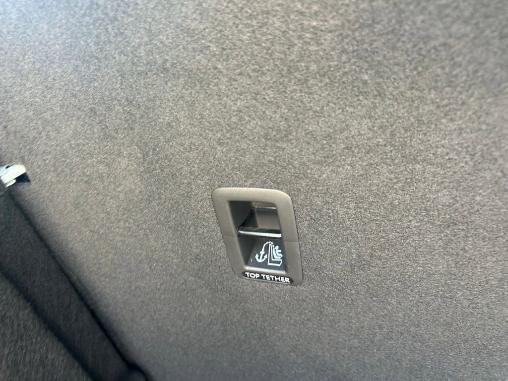 Certified 2025 Volkswagen Taos SE w/ Panoramic Sunroof Package FWD image 41