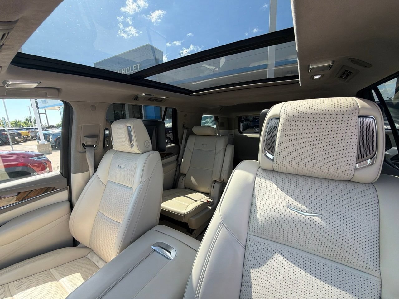 Used 2022 Cadillac Escalade Premium Luxury Platinum AWD/4WD image 4